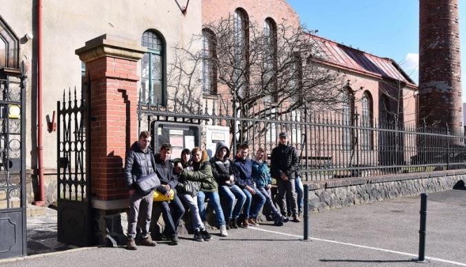 Exkurze do sběrného dvora v Roudnici nad Labem Žáci tříd SD1 a 2N1 absolvovali dne 11. 11. 2016 exkurzi do Sběrného dvora ve Špindlerově ulici v Roudnici nad Labem.