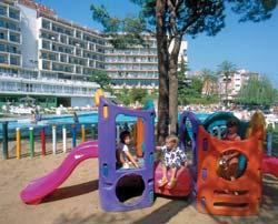 Nedaleko Lloretu se také nachází golfové hřiště nebo aquapark Water World. Také si zde můžete zahrát bowling. Město pořádá pravidelné trhy.