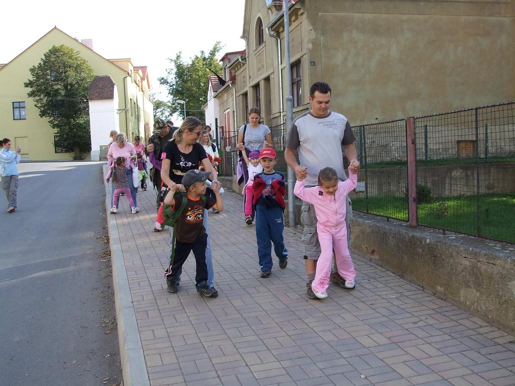 PŘÍSPĚVKY Z MATEŘSKÉ A ZÁKLADNÍ ŠKOLY Velká šipkovaná, aneb cesta za pokladem První zábavné odpoledne - vycházku - šipkovanou s hledáním pokladu jsme pro rodiče a děti připravili na 21.září.