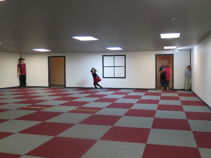 Také tam jsou hrozně zajímavé záchody, kde jedna podlaha je jako z puzzlů, které se rozpadají a padají do nekonečné propasti. Na druhém jsou zase rozpadající se kostičky a padají do propasti.