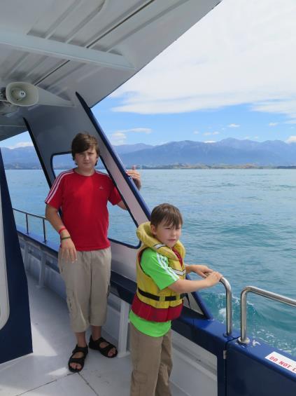Koukal jsem jak skákají z vody, serfují na vlnách a dělají salta. Pak jsme jeli nad hluboký mořský kaňon Kaikoura kaňon. Tam byly obrovské vlny a loď se hrozně houpala. Tam kapitán hledal velryby.