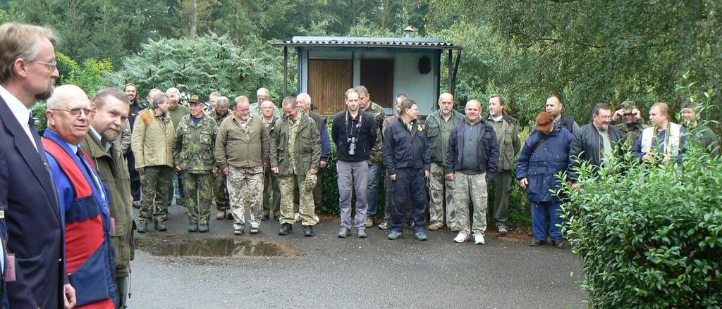 Po přejímce se závodníci, rozhodčí i pořadatelé shromáždili ke slavnostnímu zahájení.