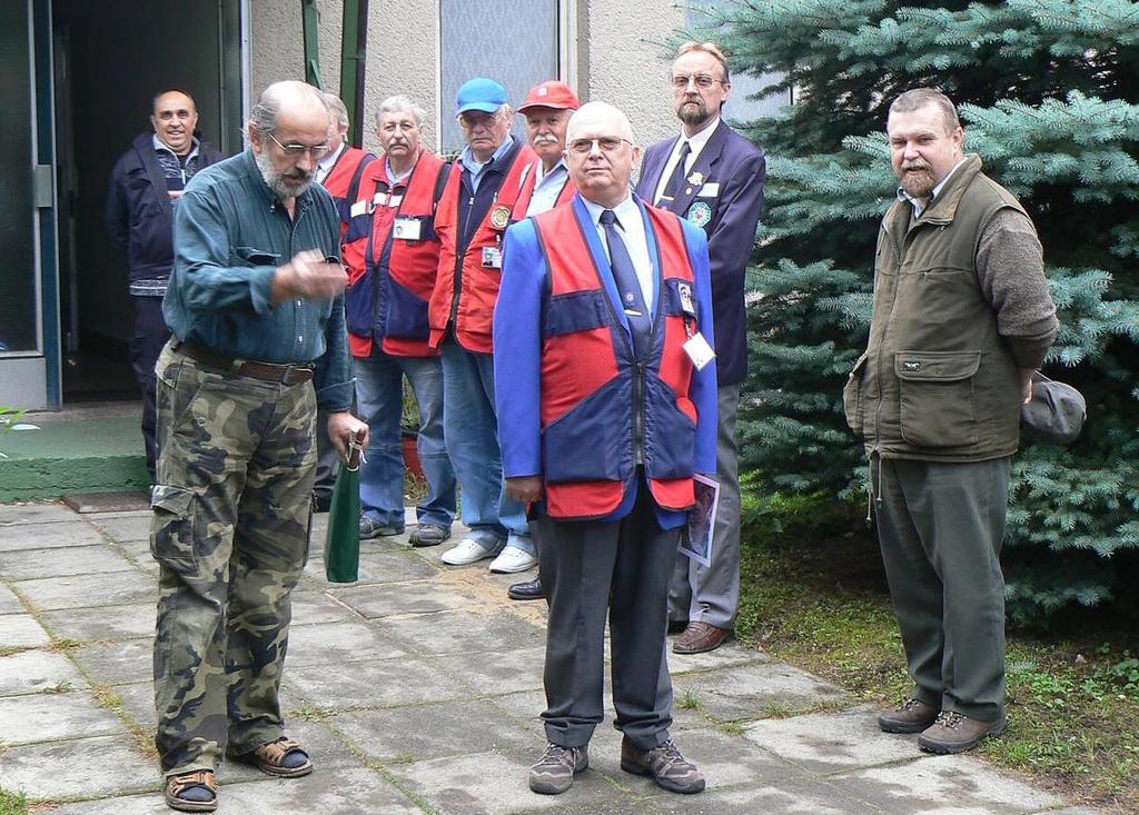 maskovací nebo pracovní policejní oděv. Vždyť řada z nich k nim ani nemá daleko. Rozhodčí v oblecích pak působí tak trochu kontrastním dojmem. Nástup na zahájení mistrovství.