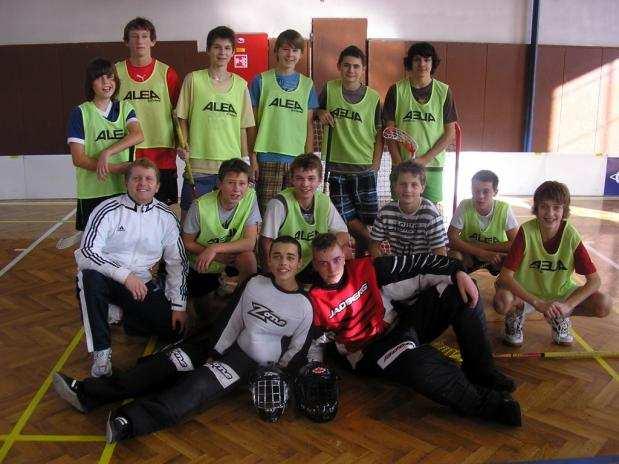 Florbalový listopad 11 Asi se ptáte, proč zrovna florbalový listopad. Je to pro nás historicky florbalově nejlepší měsíc na naší škole. Daří se nám a máme chuť vítězit.
