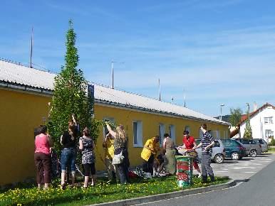 Návštěva v Pohodičce a opékání vuřtů - 30. 4. Pohodička je sociální zařízení v Rokycanech a v jejím objektu poskytuje dvě služby. Je to Sociálně terapeutická dílna a Denní stacionář Pohodička.