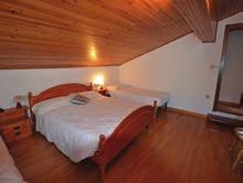 2. patře stejného domu. 2 přízemní apartmány lze vnitřní chodbou propojit. Dům je situovaný v klidné ulici, se zahradou, přitom nedaleko sjezdovek i centra Tarvisia.