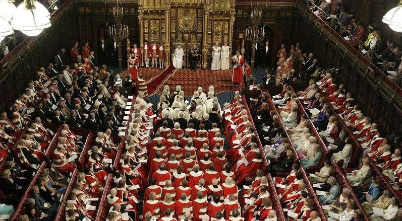 ŠKOLNÍ PARLAMENT Parlament má skoro každá střední škola a naše škola není výjimkou. Každý druhý pátek se ve svém volném čase sejdou dva zástupci z každé třídy a jednají o různých věcech.