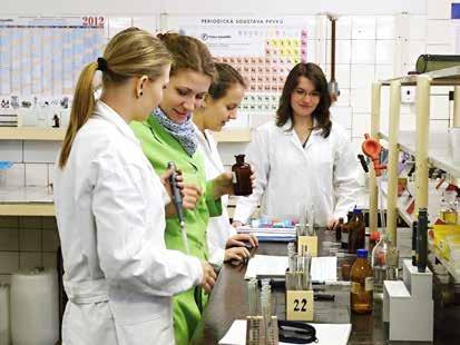 2013 3. Studium Magisterský studijní program Všeobecné lékařství Pregraduální výuka na LF UK v Plzni probíhá formou přednášek, praktických cvičení, seminářů a klinických stáží.