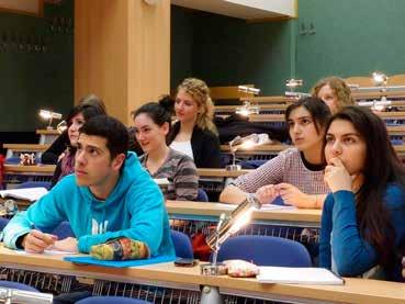 Magisterský studijní program Zubní lékařství Studium zubního lékařství probíhalo v akademickém roce 2013/2014, v české i paralelní anglické verzi, se standardním počtem studentů a ve shodě se