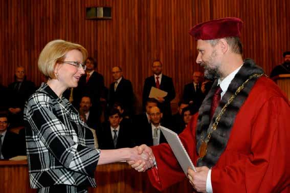 2013 Habilitační řízení akademických pracovníků fakulty přehled od roku 2011 Rok Jméno Obor Jmenování k datu doc. MUDr. Tomáš Fikrle, Ph.D. dermatovenerologie 1.5.2013 2013 doc. MUDr. Denisa Kacerovská, Ph.