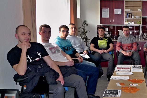 Cesta je cíl. Mgr. Lenka Hodková INTERVENČNÍ CENTRUM PRO OSOBY OHROŽENÉ DOMÁCÍM NÁSILÍM Zahájení činnosti 1. listopadu 2006.