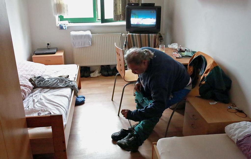 NOCLEHÁRNA Určena mužům a ženám bez přístřeší starším 18 let, kteří se zdržují v Hradci Králové a okolí. Poskytuje celoroční provoz v budově Domu Matky Terezy. V době od 1. prosince do 31.