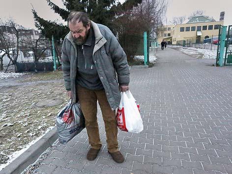 Noclehárna v Domě Matky Terezy: nocleh za poplatek 40 Kč za noc, ložní prádlo, podmínky pro osobní hygienu, případně pomoc s osobní hygienou, podmínky pro přípravu stravy (kuchyňka, boxy s nádobím),