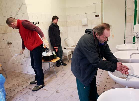 Pan H. Setkali jsme se na začátku roku 2015 při pravidelném vyhledávání osob bez přístřeší. Bydlel v improvizovaném přístřešku z plechu a dřevěných desek, který si vyrobil.