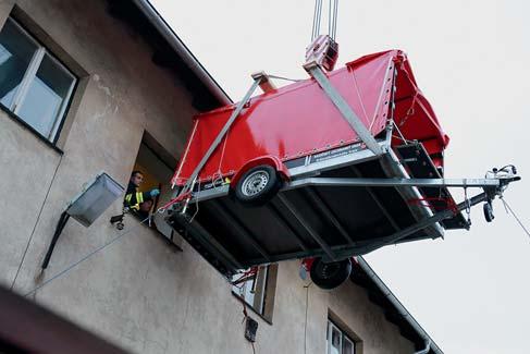 Kromě praktické roviny pomoci v terénu (deky, potraviny, ošacení, obuv, obvazy, doprovody na úřady, k lékařům ), je role pracovníka nutně spjata s poskytnutím naděje, velkou mírou jeho kreativity a