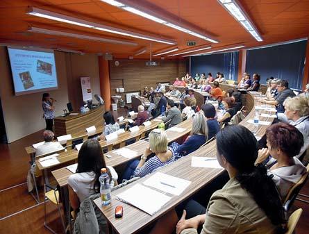 Štefcova a děti ze ZŠ Smiřice pod vedením učitelky Aleny Pozanové. Odpoledne s malováním kamínků si užily i děti z Kratonoh.