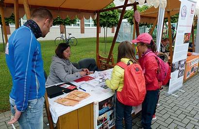 Poznejme se navzájem Den charity V pátek 19. června 2015 se v prostorách Univerzity Hradec Králové uskutečnil již sedmý ročník Festivalu sociálních služeb Poznejme se navzájem.