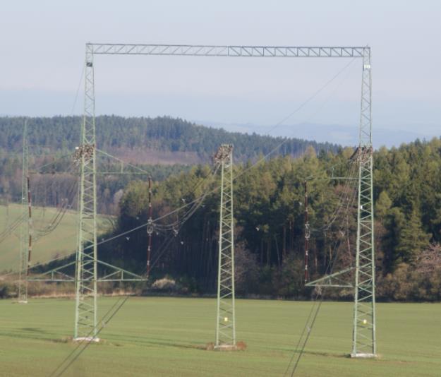 PŘÍLOHA D (informativní) měření zemního odporu stožárů typu třídřík Měření zemního odporu stožáru třídřík se měří odlišně pro případ, že krajní konstrukce jsou spojeny (viditelně kovovou konstrukcí