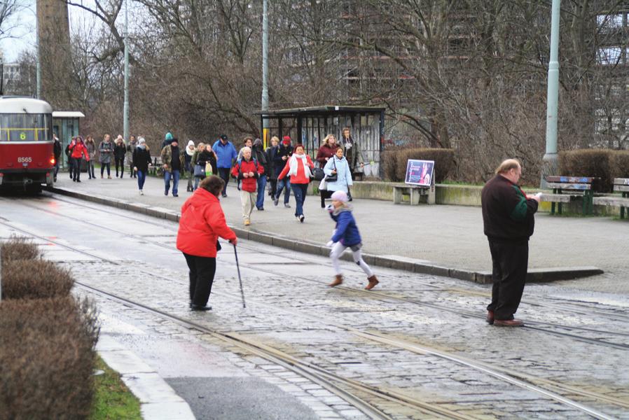 překáží zeleň nezpevněné povrchy nepokryté pěší stopy v území absence zajištění přecházení chybí přechod / místo pro přecházení parkování v pěší zóně parkování mimo vyhrazená