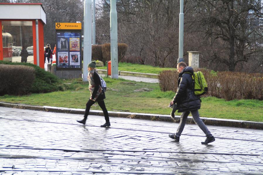 severní hraně Sokolovské se při vypnuté signalizaci přechází přes TT + 1 jízdní pruh, chybí ostrůvek rozlehlá křižovatka zacházka CYKLISTICKÁ DORAVA C 01 nevyznačený vjezd