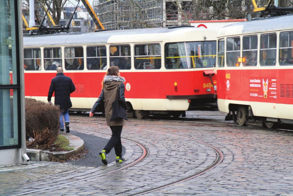souvislostí dořešit C 04 povrch kladení dlažby, široké a nezalité spáry AUTOMOBILOVÁ DORAVA A 01 absence hranice vozovky velká plocha křižovatky / špatně rozlišitelná hranice