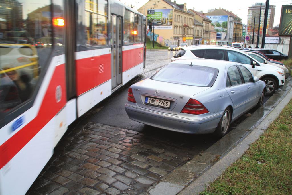 ROBLÉMY A OTŘEBY VEŘEJNÉ DORAVY - OBECNĚ Rozlehlost křižovatky současně prodlužuje přestupní vazby, což činí problém především v dostupnosti a má vliv i na bezpečnost v území.