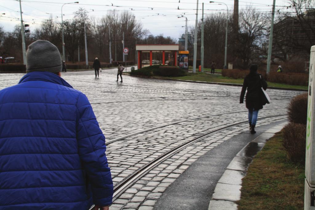 V podstatě po celý den lze sledovat přímé procházení přes křižovatku, podél i přes koleje.