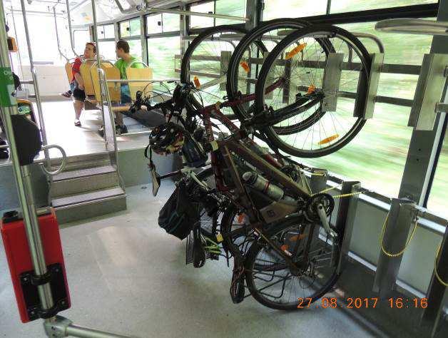 25. NÁVAZNOST CYKLISTICKÉ DOPRAVY A HROMADNÉ DOPRAVY Provoz cyklotramvaje provozované Dopravním podnikem Ostrava v ramenech z Dubiny a Hlučínské na Zátiší byl před lety ukončen z důvodu velké