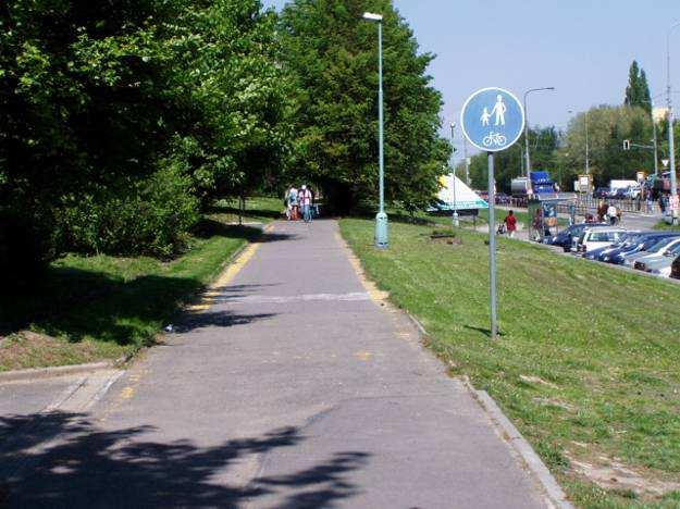- trasa D úsek souběhu s tř. 17.