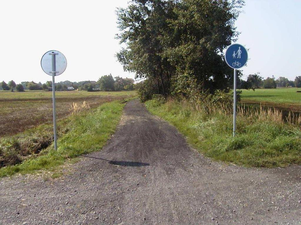 přejezdu sdruženého s přechodem (zde výjimečně použito značení V 8a i u V 7a) Příklad