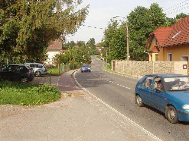 , zastávka na jízdním pruhu, úzký uliční koridor cca 9,5 m) - návrh vedení