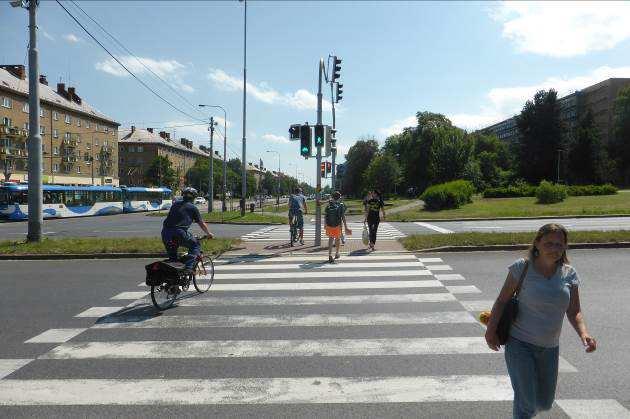 (přechod a přejezd pro cyklisty přes severní ramena) 12) Sad B. Němcové křížení tramvajové trati (přejezd pro cyklisty) 13) Sokolská tř.