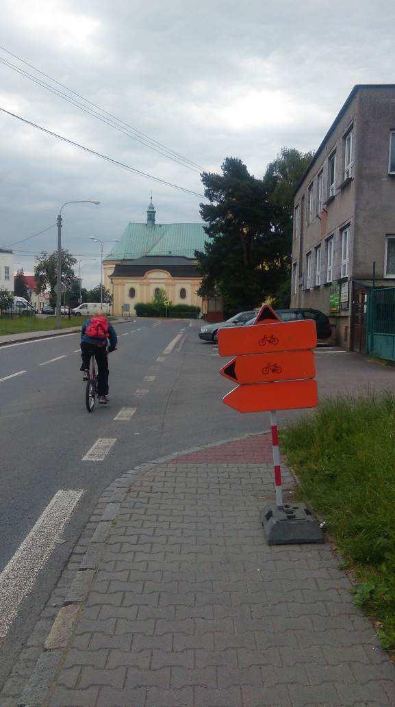 - u všech staveb, v rámci kterých dochází k dotčení cyklistických komunikací, důsledně prosazovat zajištění minimalizovaných uzavírek, výjimečně co nejkratších