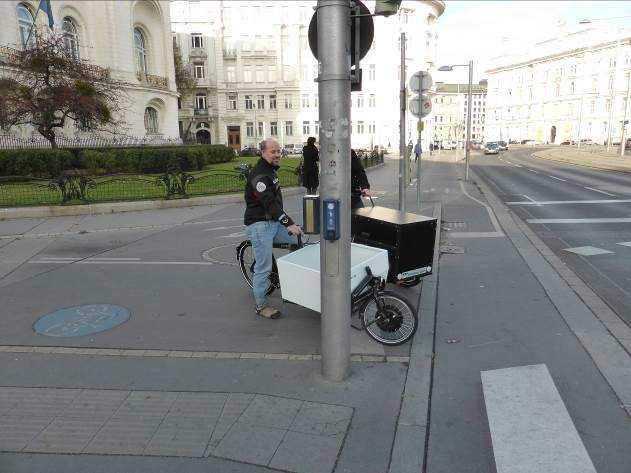 není-li v uličním koridoru již dnes vedena cyklistická stezka - připravit podmínky zapojení nákladní cyklistické dopravy do obsluhy centrální pěší zóny