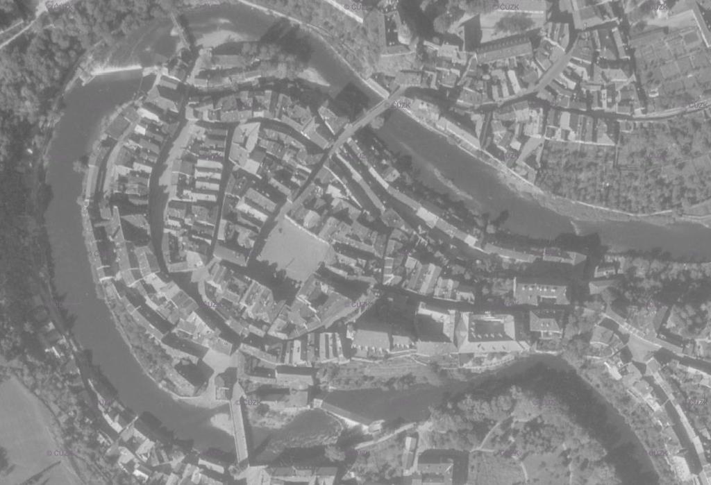 FOTOGRAMMETRICKÉ MAPOVÁNÍ v ČR 1933 1939 VZÚ začal čtvrté vojenské mapování v měřítku 1 : 20 000. mapy s pomocí letecké fot. pohraničních území o rozloze 67 000 km2. s pomocí pozemní fot.
