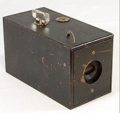 HISTORIE FOTOGRAMMETRIE BOX CAMERA Schott Gaspar zkonstruoval první přenosnou komoru AgCl chlorid stříbrný 1777 Carl Wilhelm Scheele objevil černání chloridu stříbrného UV paprsky TEORIE REKONSTRUKCE