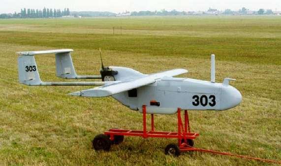 SOJKA III Letoun je vyroben ze skelného laminátu a uhlíkových kompozitních materiálů.