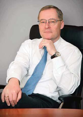SLOVO PŘEDSEDY PŘEDSTAVENSTVA Dámy a pánové, vážení obchodní partneři, Trh hutních materiálů v roce 2015 nám všem velmi důrazně připomněl pokračující existenci všech rizikových faktorů pro tento trh