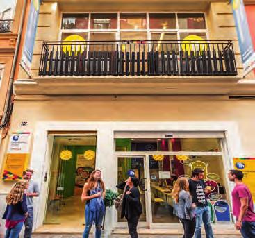Teen Course Residence má 20 lekcí španělštiny ve skupině nejvíce 10 studentů s ubytováním v rezidenci. Rezidence je jen 15 minut chůze od školy.