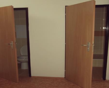 Kuchynky sa nachádzajú na každom poschodí žiaci majú možnosť uvariť si čaj, kávu v rýchlo varnej kanvici a ohriať si v mikrovlnke už hotové jedlo. Sú vybavené kuchynskou linkou, stolíkom.