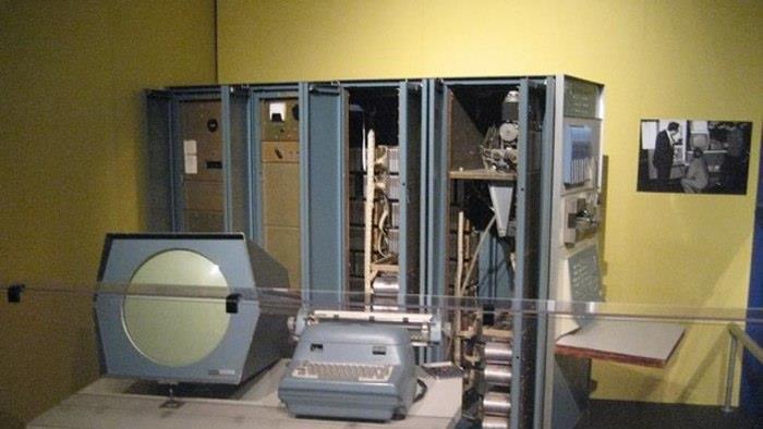 Obrázek 1: CRT Amusement Device Zdroj: http://www.gizmag.com/ 1.2 Padesátá léta V roce 1952 Alexander S. Douglas na základě tehdejší studie o interakce člověka s počítačem vyvinul hru OXO.