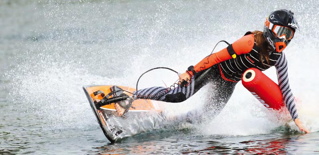 Musíme začít otázkou, co to vlastně JETSURF je? Jetsurf je karbonový surf s vlastním motorovým pohonem. Nejvyšší dosažená rychlost je momentálně 63 km/h s dojezdem 75 km. Váží pouze 18,5 kg.