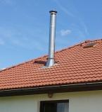 Certifikované komínové systémy se širokou škálou provedení od designových komínů s hladkým pláštěm, po vysokoteplotní a vysokopřetlakové odkouření