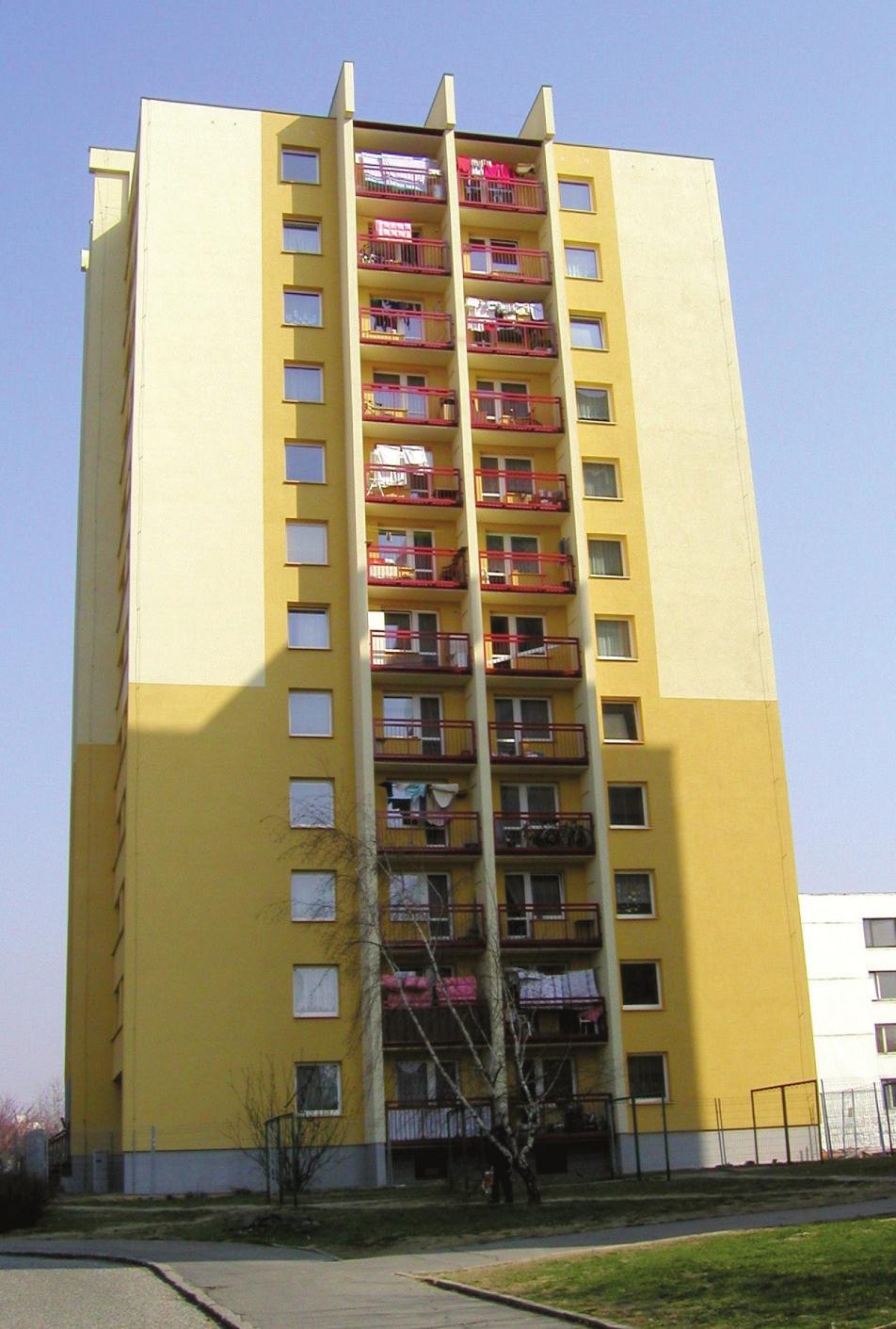 11 je plně panelová s příčným nosným systémem s moulem 4,2 m a 3,0 m.