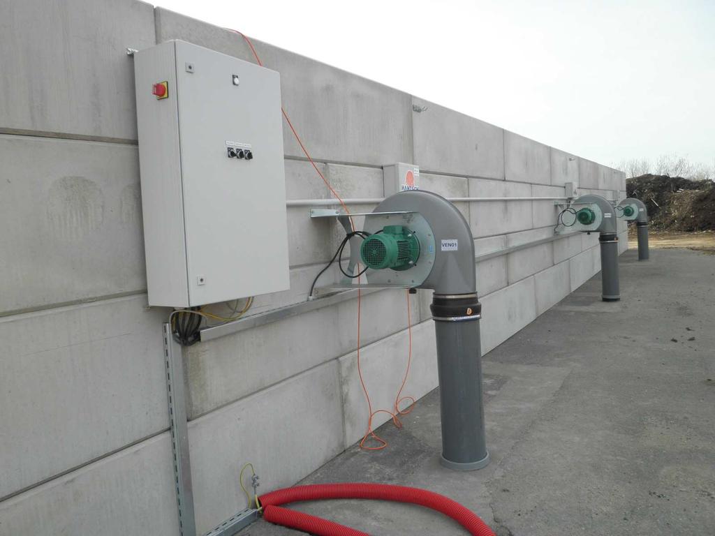 Obr. 25 Centrální řídící jednotka a ventilátory (Foto autor) Druhá pasivní fáze (dozrávání) - je zajišťována stávajícím traktorovým překopávačem kompostu na uvolněné ploše kompostárny.