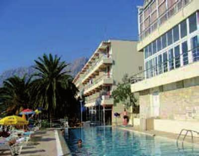 Chorvatsko Podgora HOTEL AURORA 50 m POLOPENZE NOVINKA DÍTĚ DO 6 LET POBYT ZDARMA 6% 7x ubytování v hotelu s polopenzí včetně nápojů dle termínu, pobytovou taxu, asistenční službu večeře 300 Kč/os.