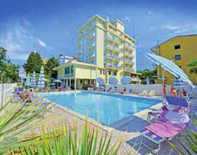 Itálie Lido di Jesolo HOTEL BOLIVAR NOVINKA 100 m POLOPENZE 8% 7x ubytování s polopenzí dle termínu, plážový servis, asistenční službu POLOHA elegantní hotel se nachází v centrální části letoviska