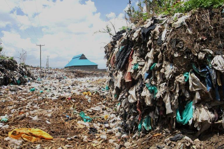 Obrázek č. 16 Nerecyklované plastové tašky Zdroj: http://mojonews.com.au/wp-content/uploads/sites/75/2017/05/gioto-landfill-768x512.jpg 7.1.2 PET lahve / plastové lahve PET lahve spolu s plastovými lahvemi představují jednu z největších ekologických katastrof dnešní doby.