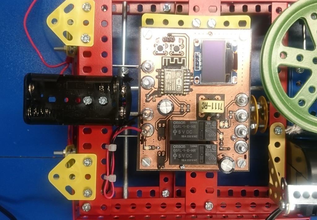 Desku elektroniky umístíme na rám pomocí 4 delších šroubků, 4 distančních