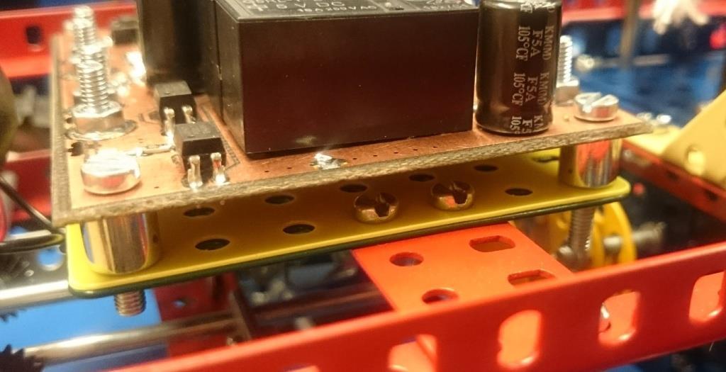 Deska elektroniky na distančních válečcích